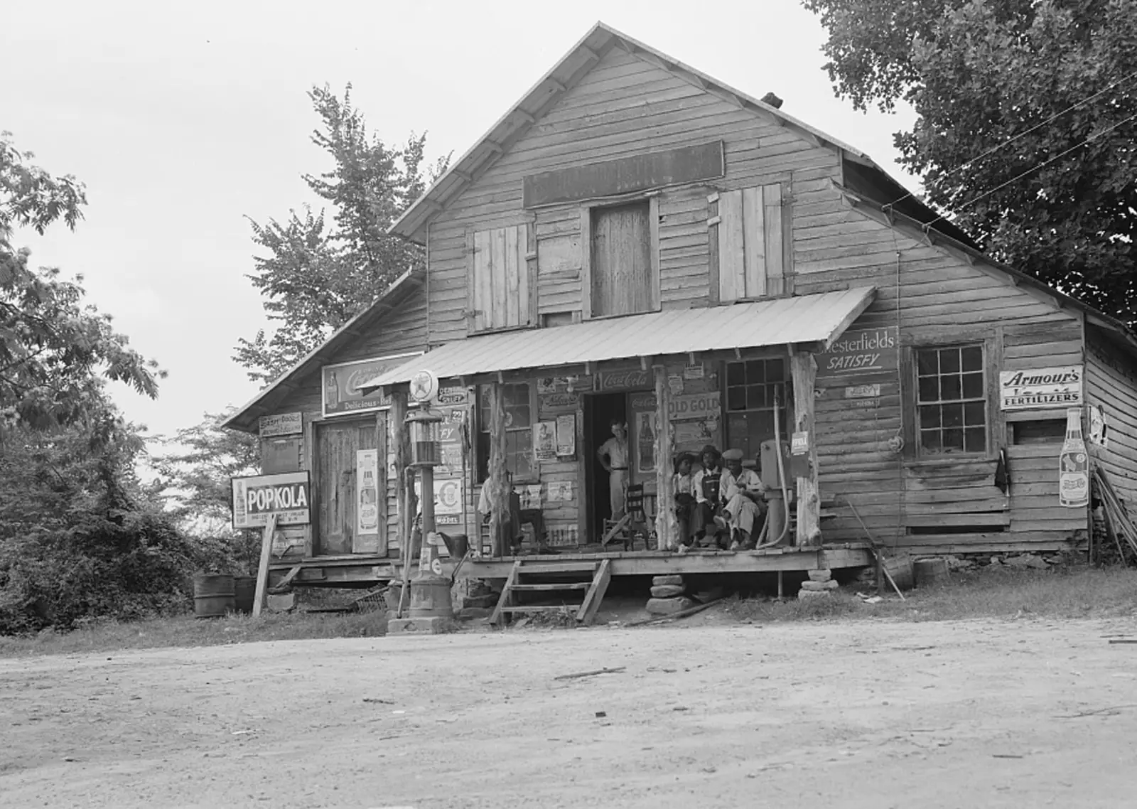 A country store on a dirt road near Gordonton, North Carolina, 1939